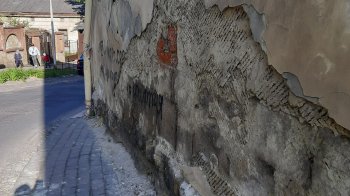 Поблизу собору Святого Юра у Львові на голови пішоходів падають шматки штукатурки (фото)