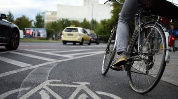 Матір 14-річного велосипедиста судили за їзду по пішохідному переході