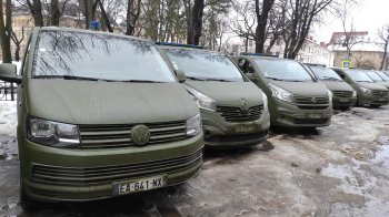 SoftServe та благодійний фонд «Відкриті очі» передали військовим 25 машин швидкої допомоги