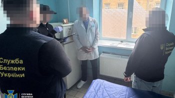 Хірург львівської поліклініки вимагав у чоловіка 9 тис. доларів за продовження групи інвалідності