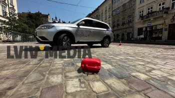 Чоловік у центрі Львова перед Ратушею облився бензином і погрожував себе підпалити