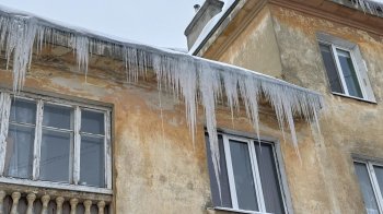 У Львові 44-річному чоловіку впала на голову льодова брила: він у лікарні