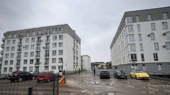 У селі біля Львова замість медцентру збудували житло із зайвими поверхами