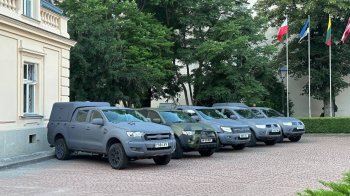 Британські волонтери передали у Львові ще 14 пікапів для українських військових