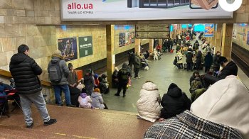 Кияни ховаються в метро під час ракетного обстрілу 21 березня 2024, фото Марії Ковальчук/«Укрінформ»/Telegram
