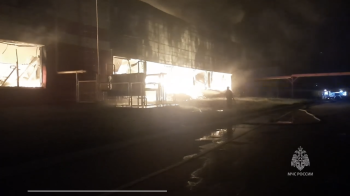 У Росії спалахнула масштабна пожежа в фарбувальному цеху: до гасіння залучили понад 300 осіб