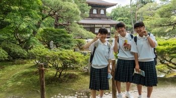 Шкільна форма: як одягаються учні у світі