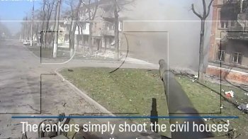 російські пропагандисти зафіксували на відео, як танк розстрілює цивільні будинки у Маріуполі