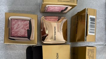 На Львівщині затримали контрабанду елітної косметики на мільйон