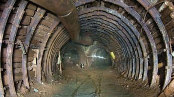 окупанти вивозять обладнання із шахти на Луганщині