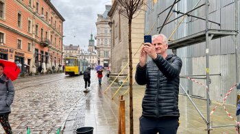 Професор Єльського університету Тімоті Снайдер посадив дерево в центрі Львова (фото)