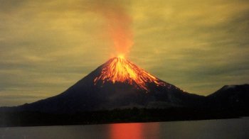 Найбільший вулкан у світі почав прокидатися: фіксують десятки дрібних землетрусів