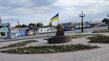 Крапка у звільненні Балаклії: ЗСУ урочисто підняли прапор у центрі міста (відео)
