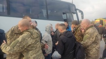 «Азовці», прикордонники, тероборонівці та інші: Україна повернула з російського полону 52-х захисників