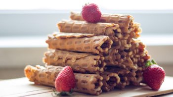 Вафельні трубочки на сковороді: класичний рецепт