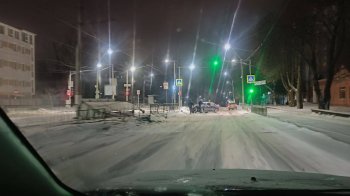 У Львові 21-річний водій BMW зніс трамвайну зупинку