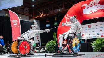 Фрагмент бою парафехтувальників.