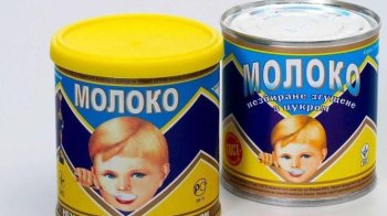 Дві багки згущеного молока стоять на столі