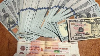 Львівські митники затримали іноземця із незадекларованими рублями, доларами та євро