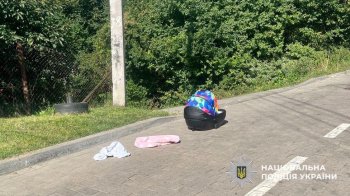 Львівʼянин залишив люльку з півторамісячним немовлям на даху автомобіля та поїхав