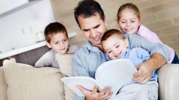 Тато з дітьми читають книжку