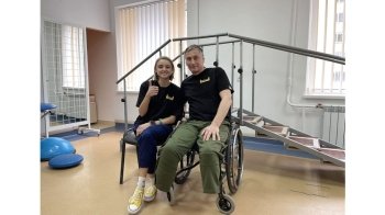 Військовий, який підірвався на мінах та втратив обидві ноги, готується до протезування у Львові