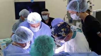 Медики провели немовляті дві операції й кажуть, що результати позитивні, скриншот з відео