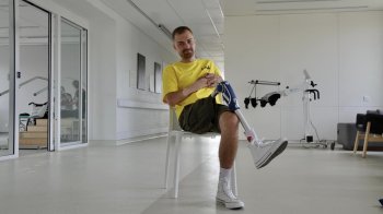 Львівські лікарі вживили у кістку протез пораненому військовому