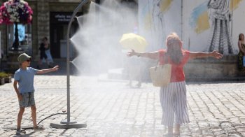 Розпилювачі води на площі Ринок у Львові: як освіжитися у спеку