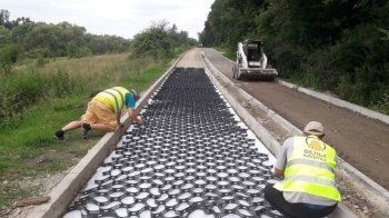 У парку ім. Івана Павла ІІ облаштовують велосипедну та пішохідну доріжки