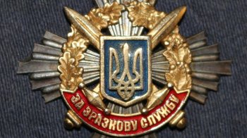 Захисника зі Львівщини міністр оборони нагородив відзнакою ”За зразкову службу”