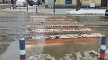 Виникла «тренувальна база для плавання»: люди не задоволені станом пішохідного переходу на вулиці С. Бандери