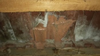 Може впасти і травмувати людей: у Львові люди скаржаться на тріснуту черепицю