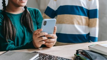 Нові правила користування мобільними телефонами у школах Львова: як це працюватиме