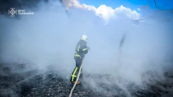 Рятувальники вже понад три години гасять масштабну пожежу на складі біля Львова