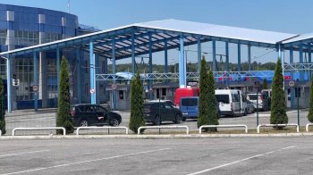 "Не встигли на розмитнення": на польському кордоні черги з сотень автівок