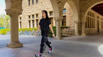 Створювали близько 20 років: інженери зі США розробили черевики, що збільшують швидкість ходьби на 9%