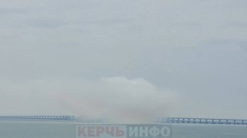 Над Кримським мостом видно дим, рух перекривали (фото)