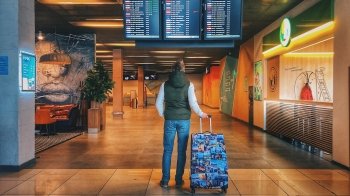 Українців просять не повертатись з-за кордону до весни