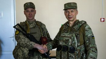 Зупинив наступ росіян: Сирський нагородив мінометника з Львівщини