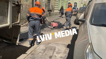 Здійняли стовпи пилу та забруднили автівки: львів`яни скаржаться на дорожників