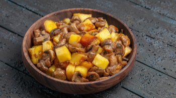 Як приготувати картоплю з грибами в духовці: покроковий рецепт