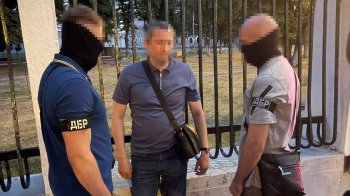 Керівника Львівського обласного Держгеокадастру підозрюють підкупі працівника НАЗК за 30 тисяч доларів