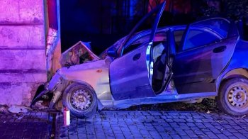 27-річний водій на швидкості врізався у житловий будинок в Стрию і загинув