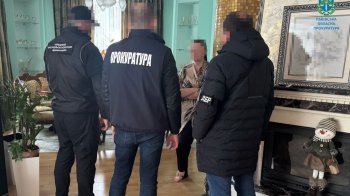 Інспекторка Львівської митниці вивозила ухилянтів за кордон у своєму авто