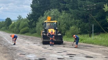 На двох дорогах Львівщини через ремонт організували реверсивний рух
