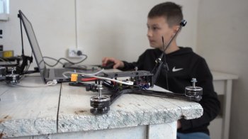 Діти збирають дрони для військових