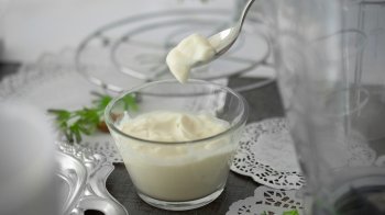 Домашній майонез за 5 хвилин: два прості рецепти з яйцем і без