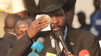 Впісявся під гімн: президент Південного Судану потрапив у незручну ситуацію