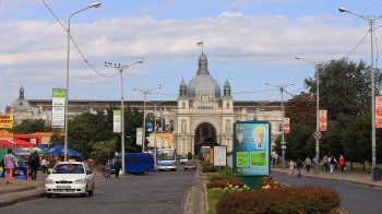 Підприємець через суд скасував рішення мерії про демонтаж кіосків біля вокзалу Львова